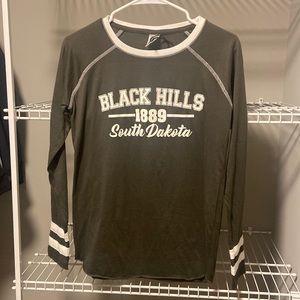 NWT * Black Hills South Dakota Long Sleeve T-Shirt in Size Small. Olive and Ivor